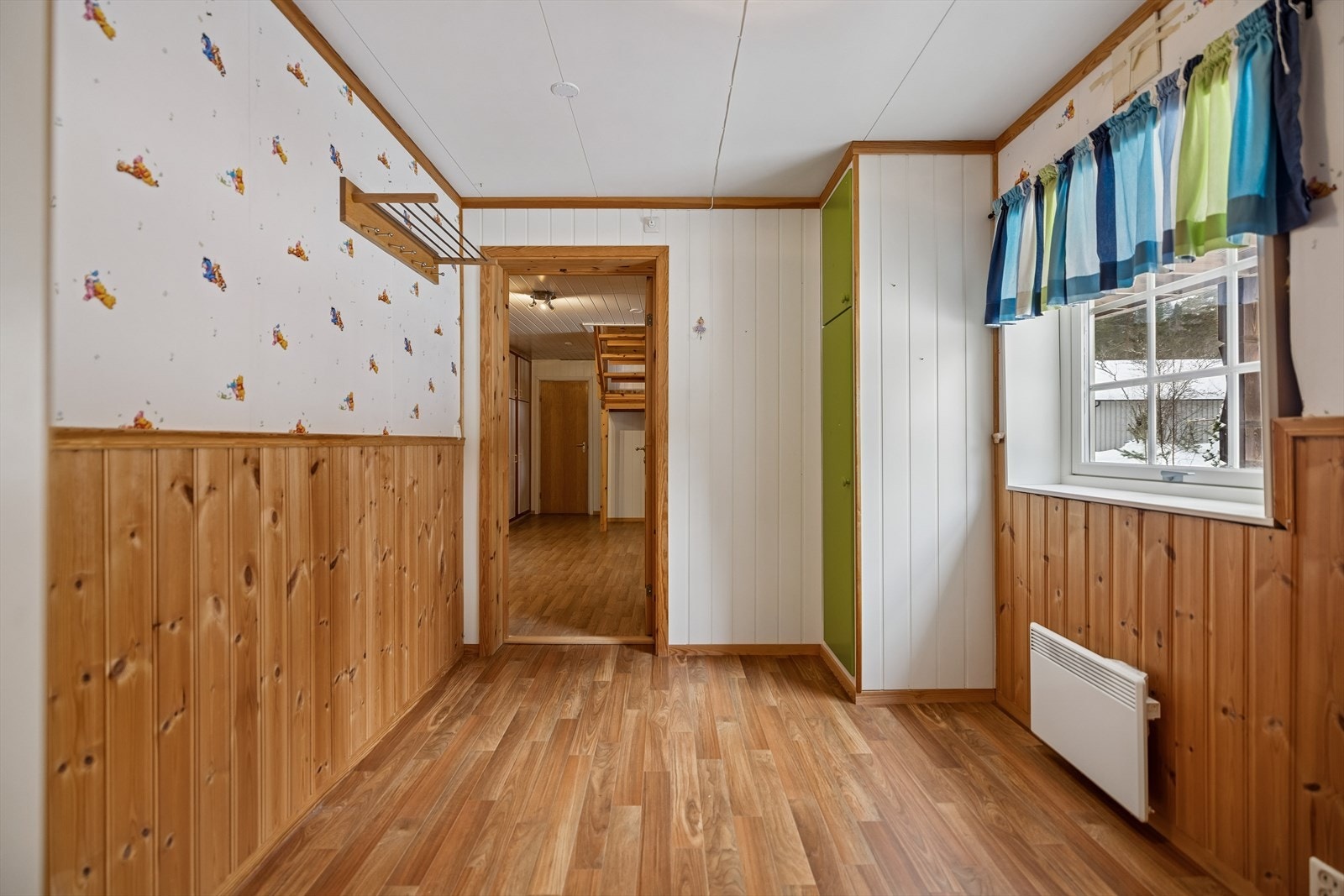 Adkomst til vaskerommet er via denne mellomgangen som også kan brukes som arbeidsrom eller garderoberom. Galleribilde