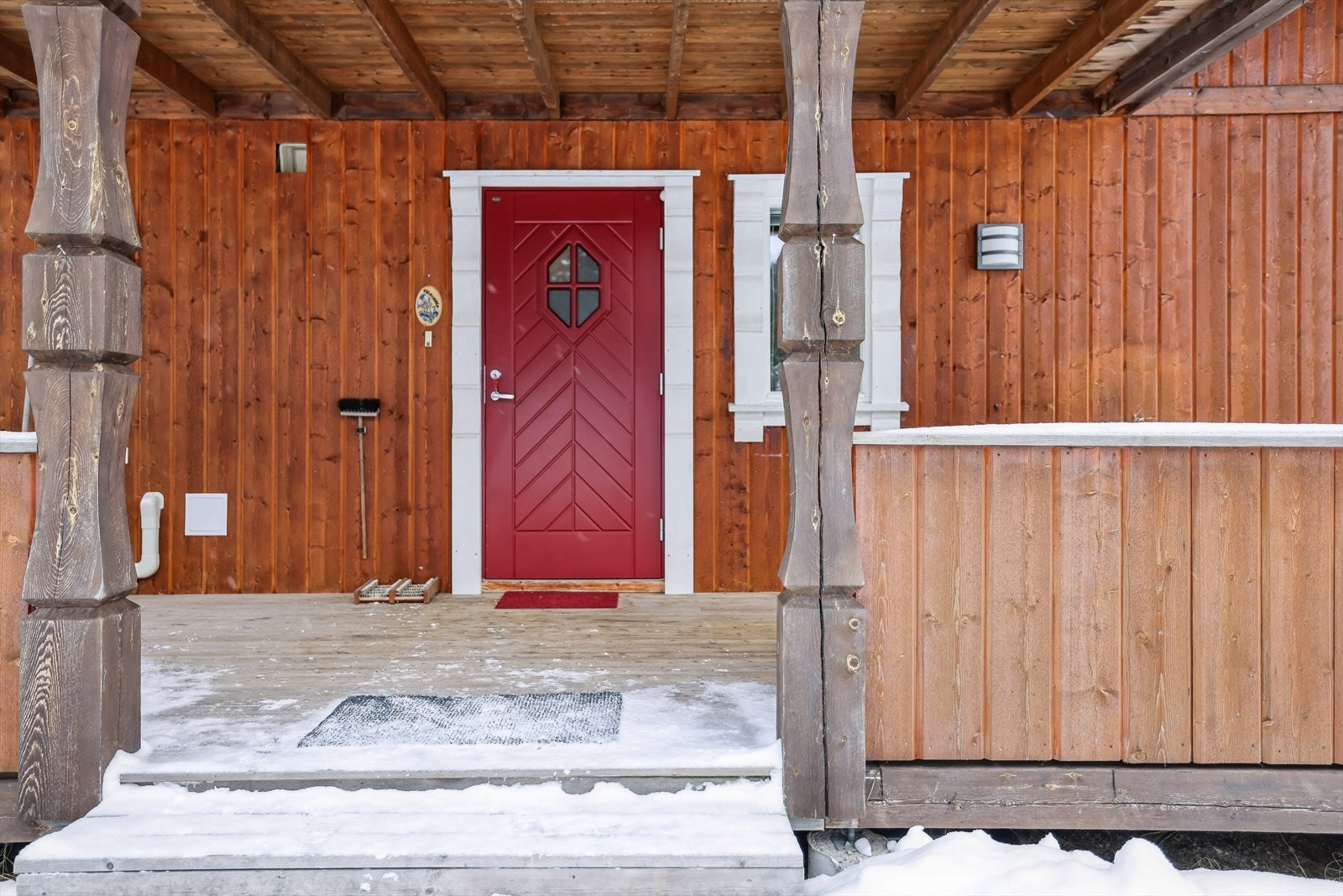 Overbygd inngangsparti med en flott ytterdør fra 2012 og profilerte tresøyler. Galleribilde