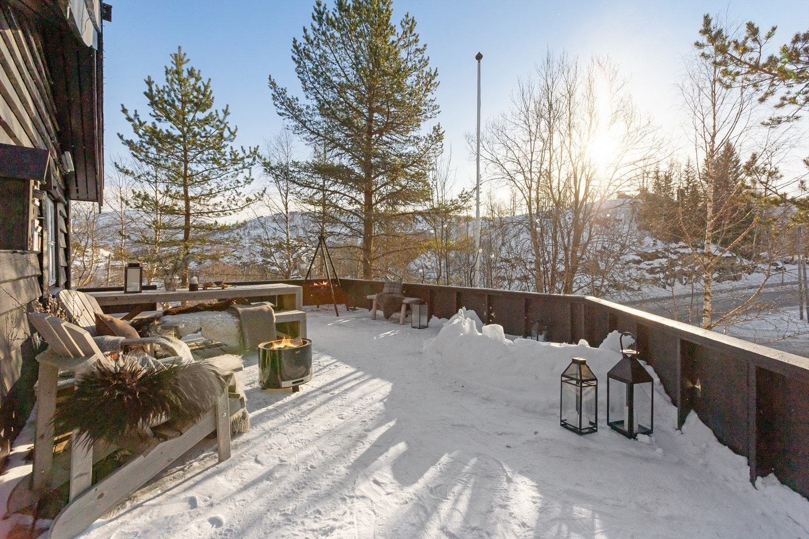 Hytten ligger vakkert til i grønne, frodige omgivelser og byr på et herlig uteområde som kan nytes året rundt. Beliggenheten er omgitt av flotte fjellområder, gode solforhold og kort vei til et bredt spekter av aktiviteter - hele året. Galleribilde