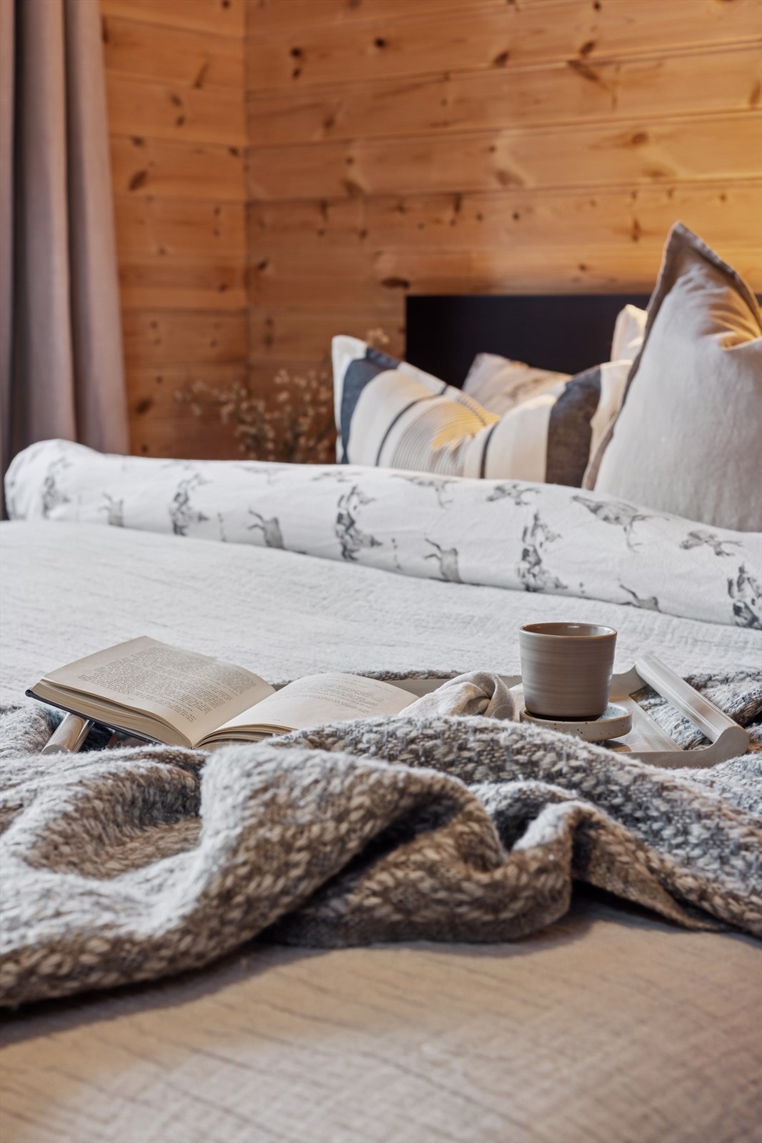 Det innbydende soverommet byr på en behagelig atmosfære med lune materialer og gjennomtenkte detaljer. Galleribilde