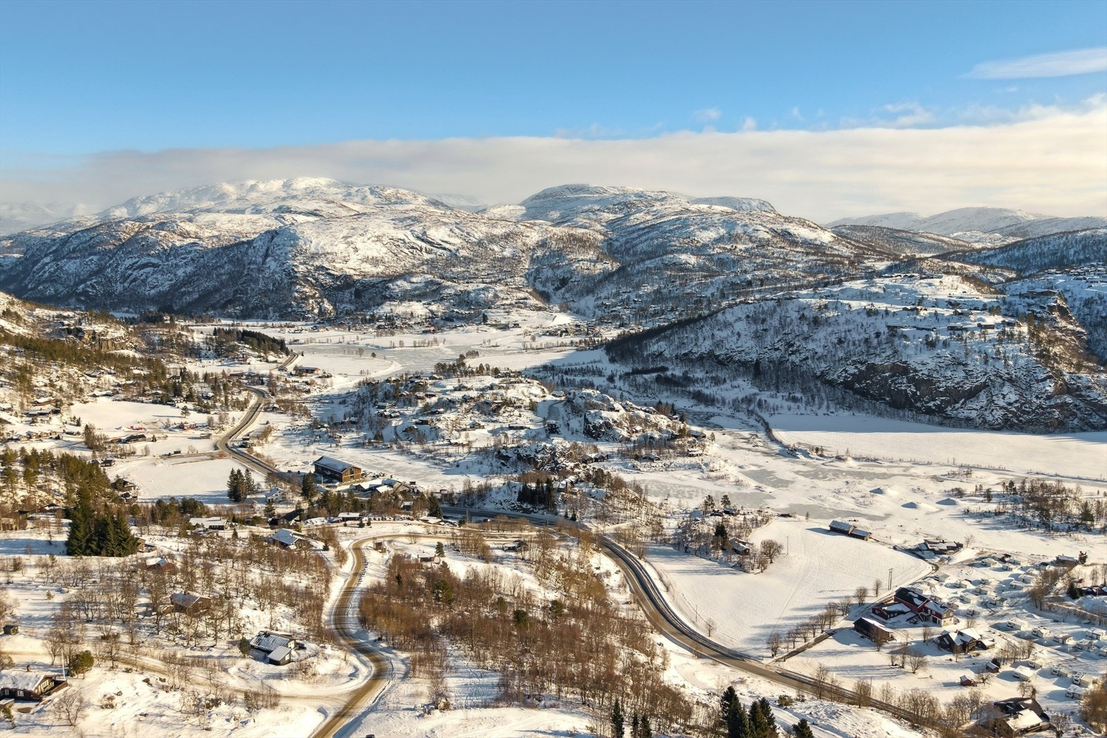 Friluftslivsentusiasten har et hav av muligheter rett utenfor døren. Sommerstid byr området på flotte fjellturer, gode fiskemuligheter og bading i nærliggende vann og elver. Vinterstid er forholdene like imponerende. Galleribilde