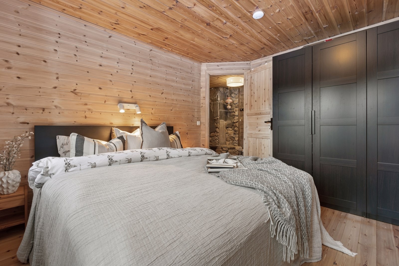 I første etasje finner du tre romslige soverom med god plass til både familie og gjester. Det største soverommet har praktisk garderobeskap og egen utgang direkte til uteområdet - perfekt for å nyte morgenkaffen i fred og ro. Galleribilde