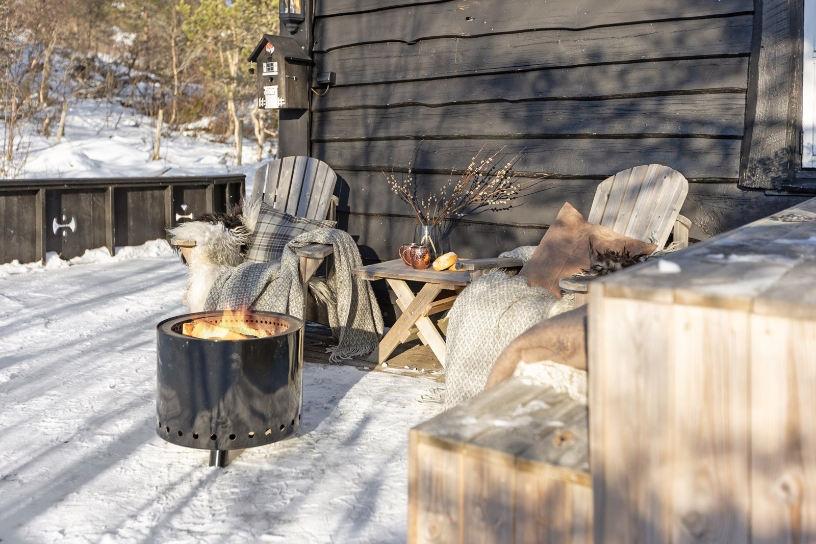 Den romslige uteplassen mot sørvest er lun og solrik, og innbyr til lange, hyggelige stunder - ikke minst rundt bålpannen på kjølige kvelder. Galleribilde