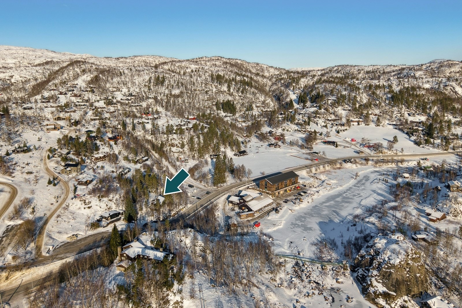 Det er helårs parkeringsplass like ved hytten, og området er brøytet om vinteren, slik at adkomsten er enkel uansett vær. I tillegg har man nærhet til bakeriet Hekta og Sirdal Sauna med bading i elven. Galleribilde