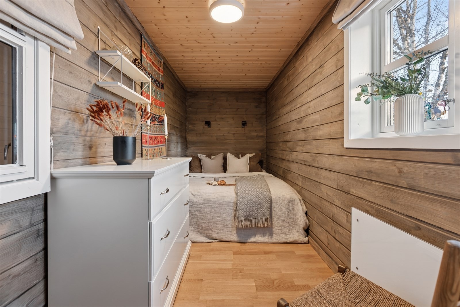 Det tredje soverommet, som er et tilbygg fra 2018/2019, er også utstyrt med garderobeskap som sikrer smart og funksjonell oppbevaringsplass. Se pkt. ferdigattest i salgsprospektet. Galleribilde