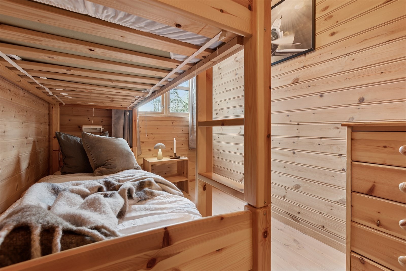 Her kan både familie og venner overnatte komfortabelt, og rommet gir dermed hytten ekstra fleksibilitet for større besøk eller barnefamilier. Galleribilde