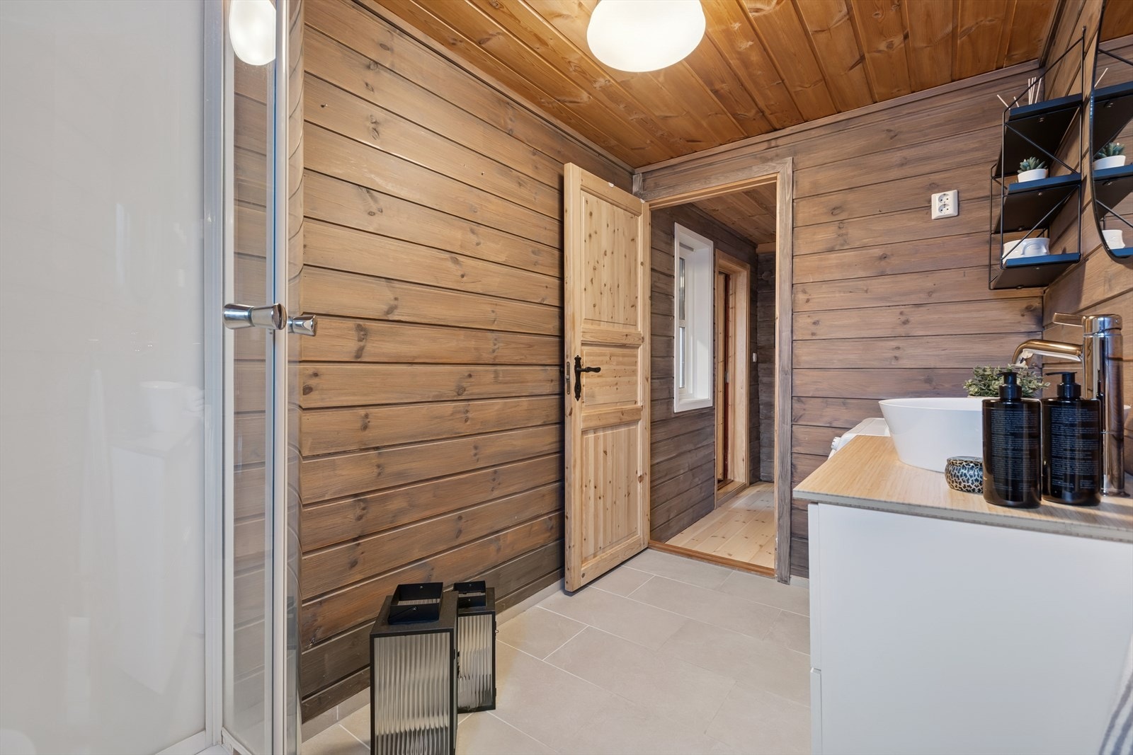 Badet ble fornyet av tidligere eier i 2018 og fremstår som moderne og funksjonelt. Oppgraderingen omfatter ny membran, varmekabler, fliser, servantinnredning, toalett og dusjkabinett. Galleribilde