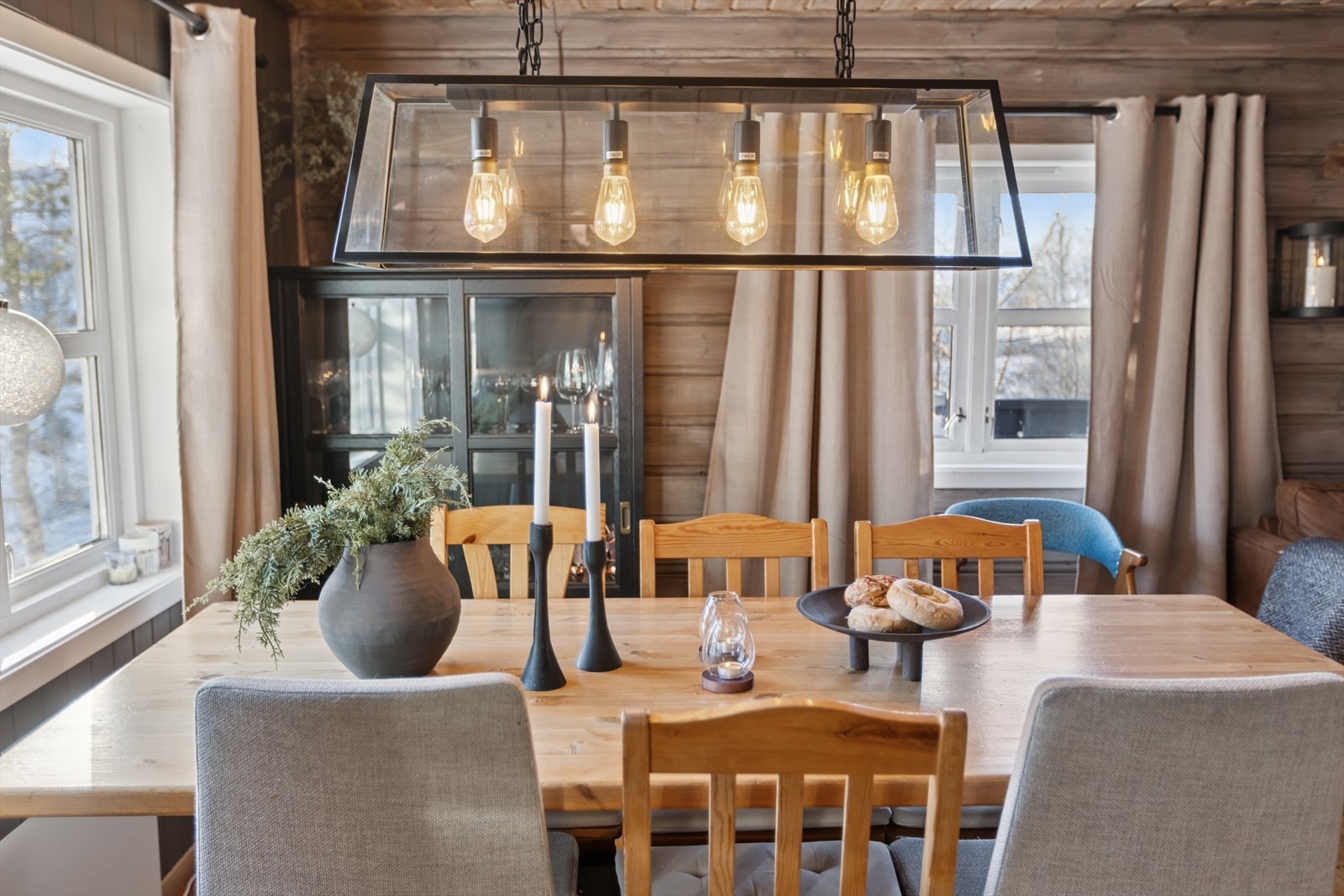 Her ligger alt til rette for ekte hyttekos - enten det er rolige stunder foran peisen eller lange spillkvelder med gode venner. Galleribilde