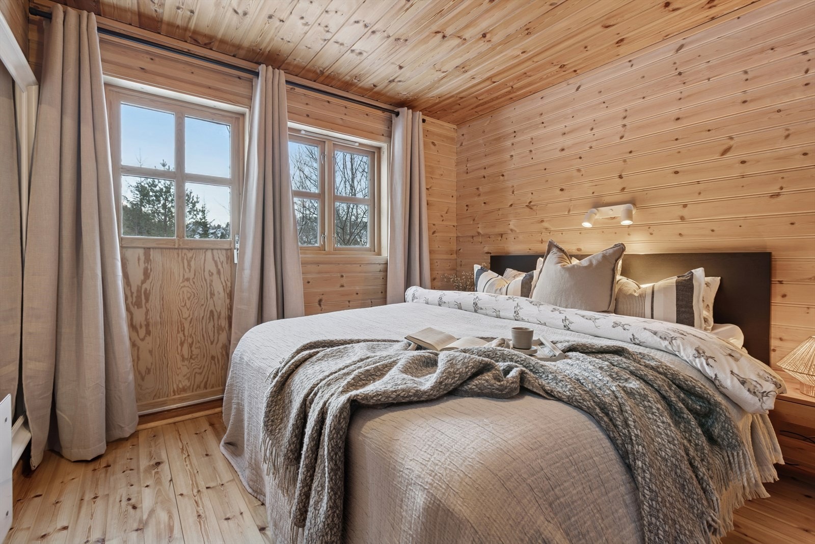 Alle soverommene har vinduer som slipper inn godt med dagslys og gir fin utsikt mot naturen utenfor. Galleribilde