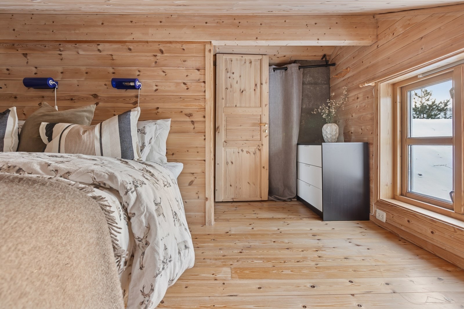 Andre etasje byr på to store rom som gir mange bruksalternativer - enten som ekstra soverom, loftstue eller lekeområde. Galleribilde