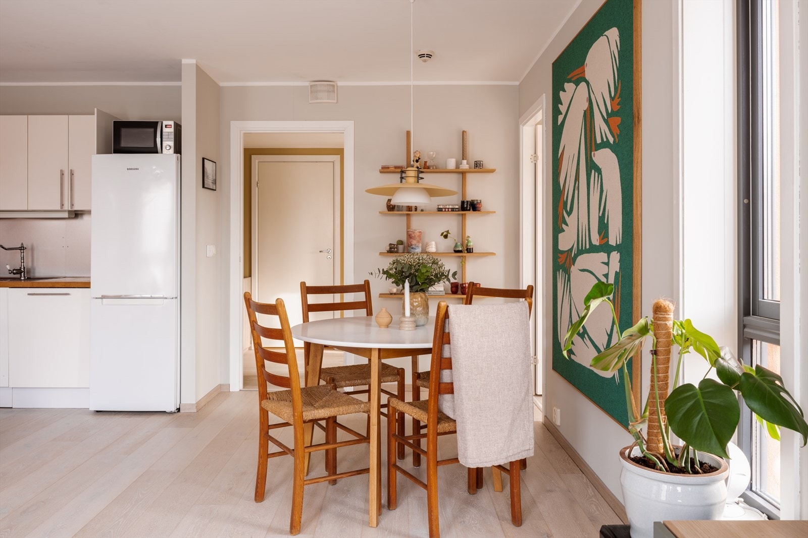 Det er god plass til en egen spisesone i tilknytning til kjøkkenet. Galleribilde