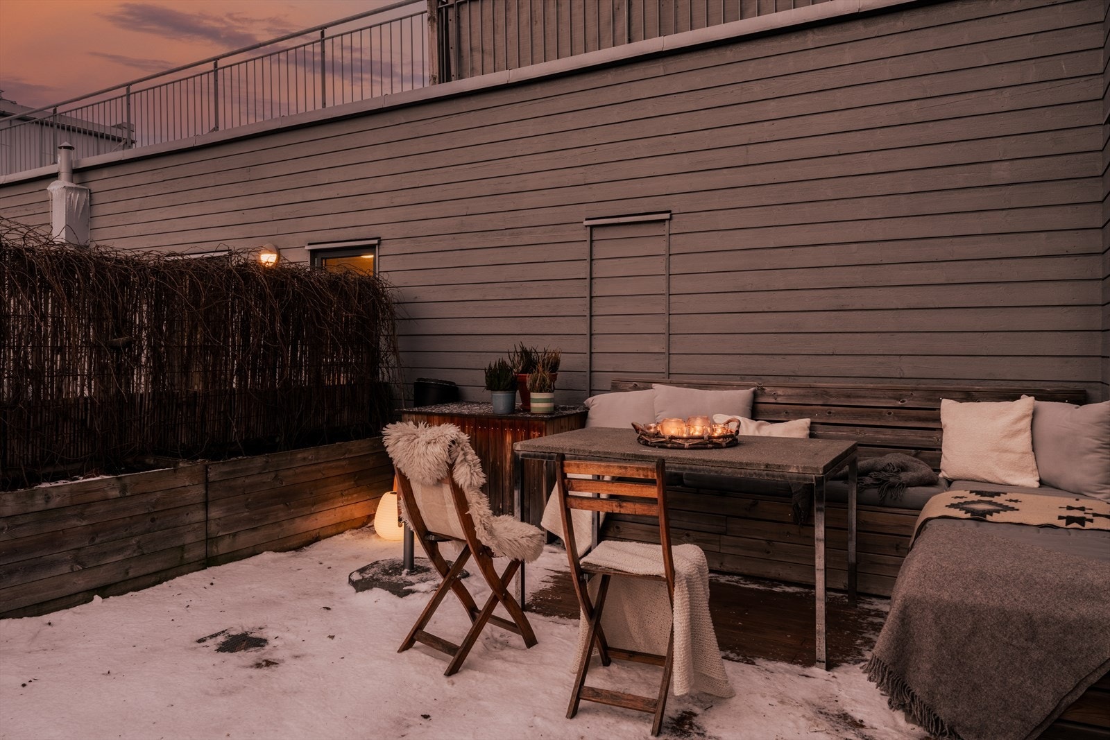 Terrassen er jevnlig vedlikeholdt og ble sist beiset i 2024. Galleribilde