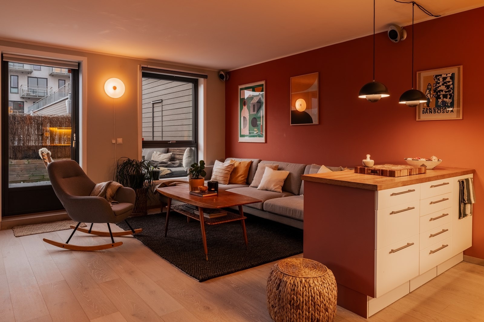 Den åpne løsningen mellom stue og kjøkken skaper en sosial og luftig atmosfære. Galleribilde