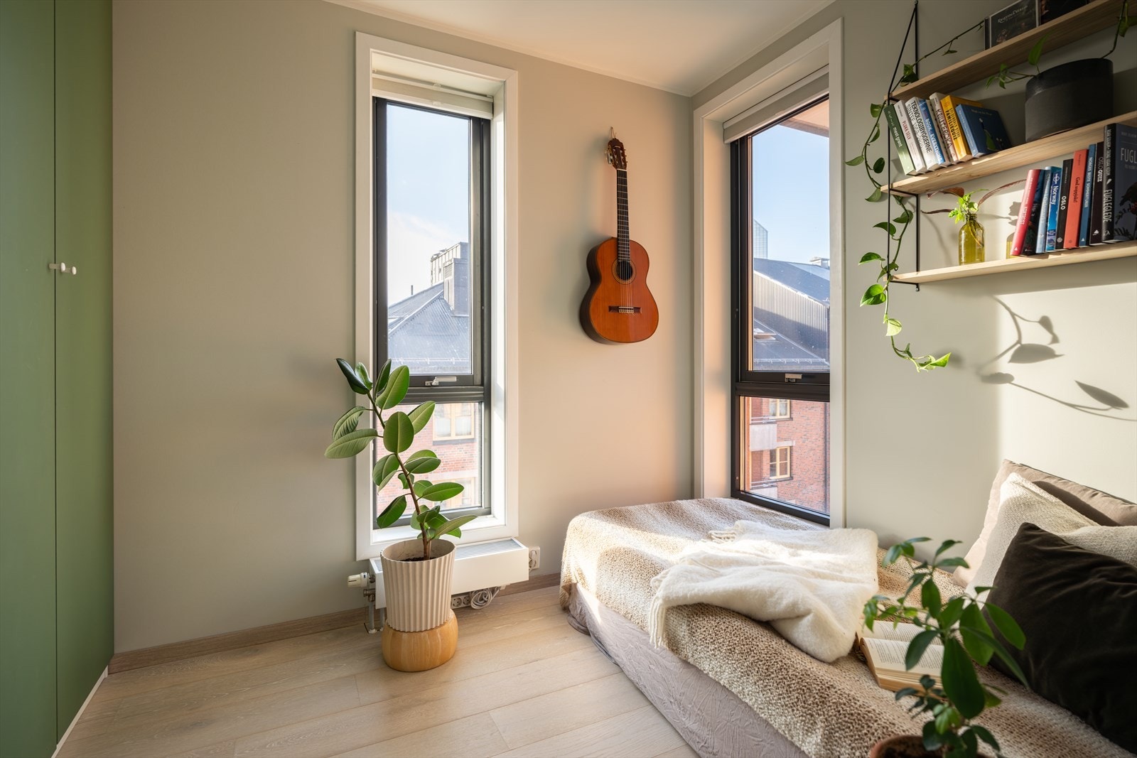 Også dette rommet har store vindusflater som gir godt med dagslys. Galleribilde