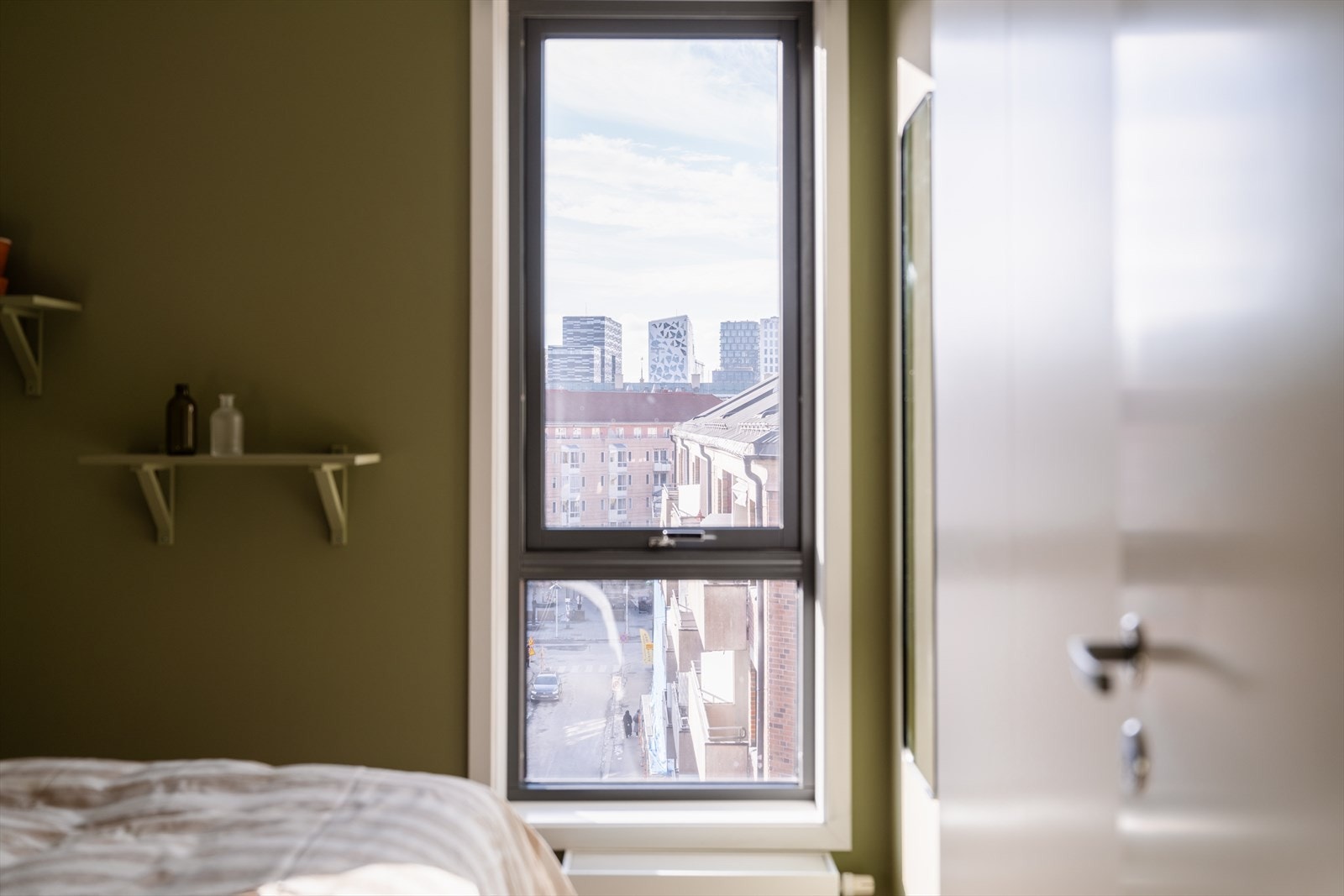 Fra soverommet er det utsikt over byens tak og gateliv. Galleribilde