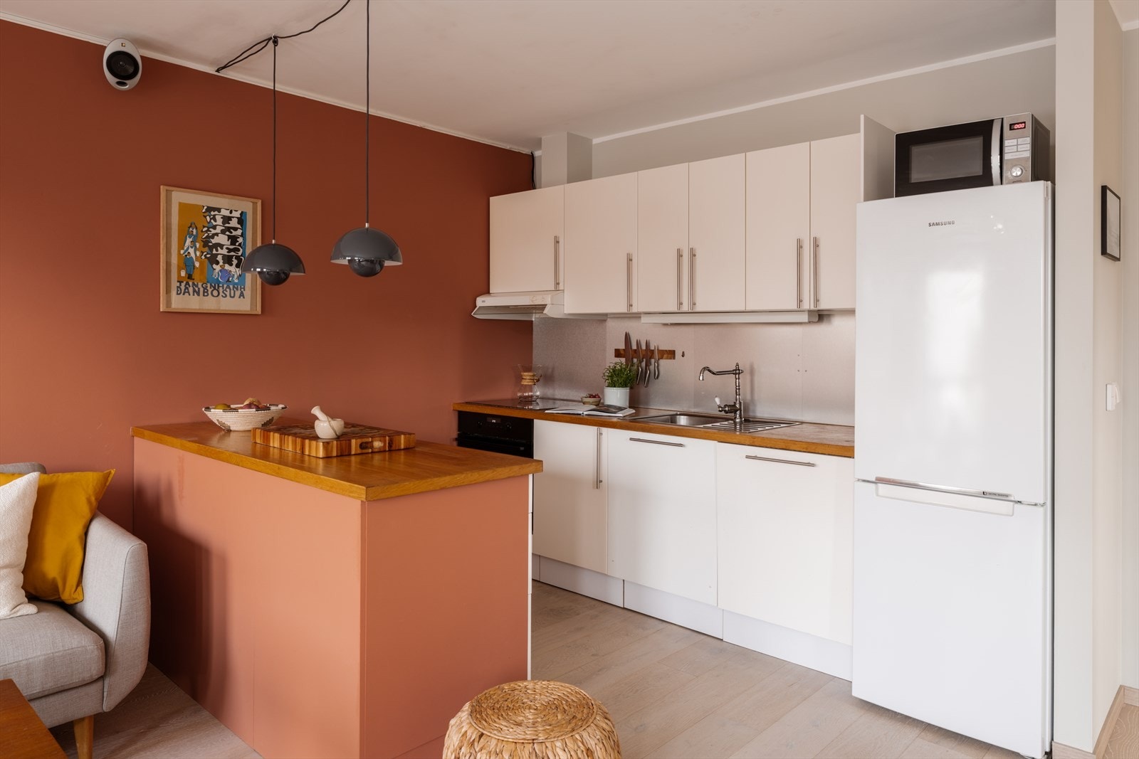 Kjøkkeninnredning med glatte fronter, heltre benkeplate og integrerte hvitevarer. Galleribilde