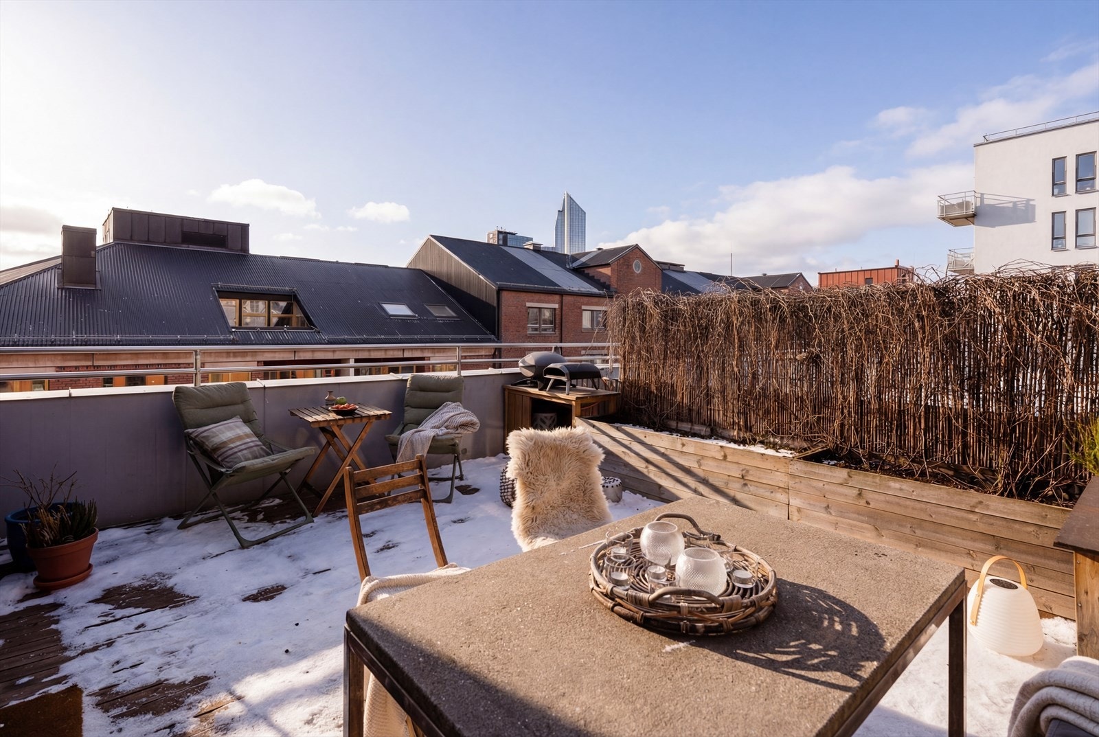 Den private, solrike og sydvendte takterrassen på 25 m² er en sjelden forlengelse av leiligheten. Galleribilde