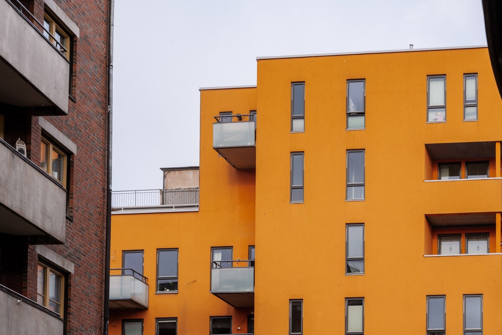 Bygget er fra 2009 (ferdigattest 2016) med yttervegger av pusset mur og trekledning. Galleribilde