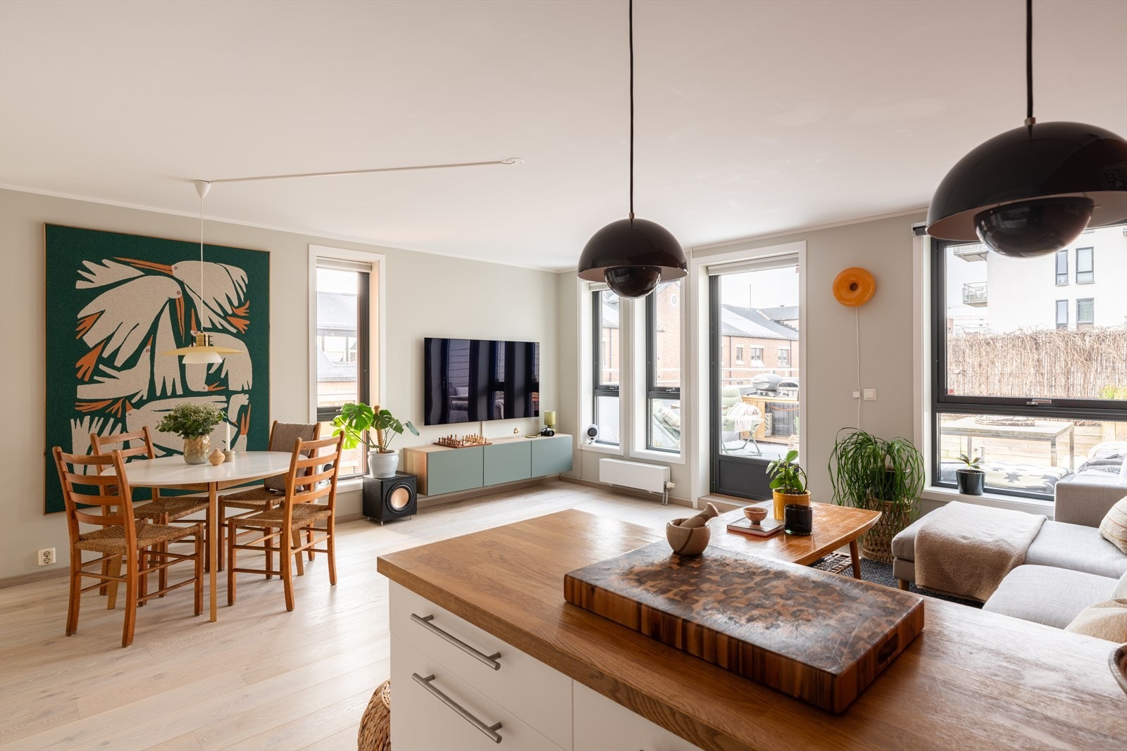 Stuen har gjennomgående 1-stavs eikeparkett og en kontrastvegg som ble malt i februar 2024. Galleribilde