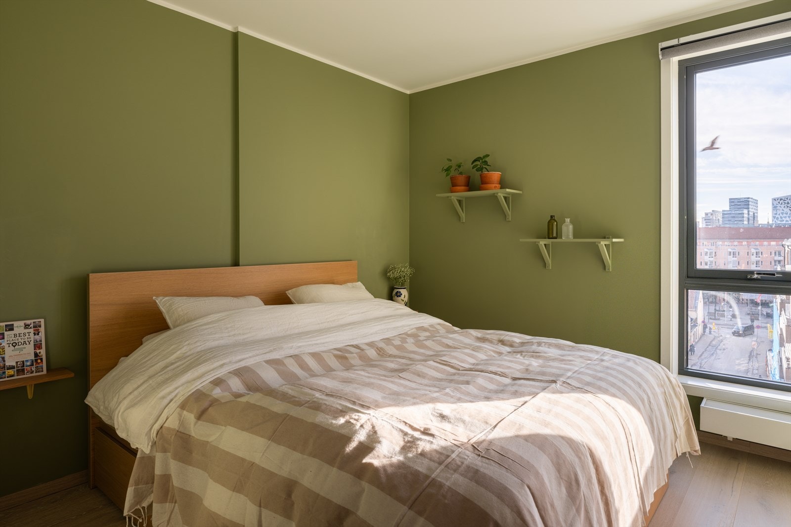 Hovedsoverommet fikk nytt 1-stavs parkettgulv i 2021 og ble malt i 2020. Galleribilde