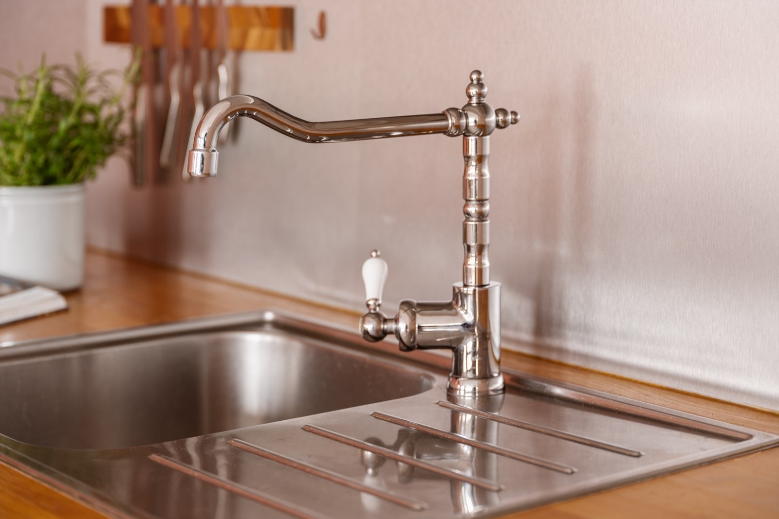 Kjøkkenet har en solid benkeplate i heltre med nedfelt vaskekum i stål. Galleribilde