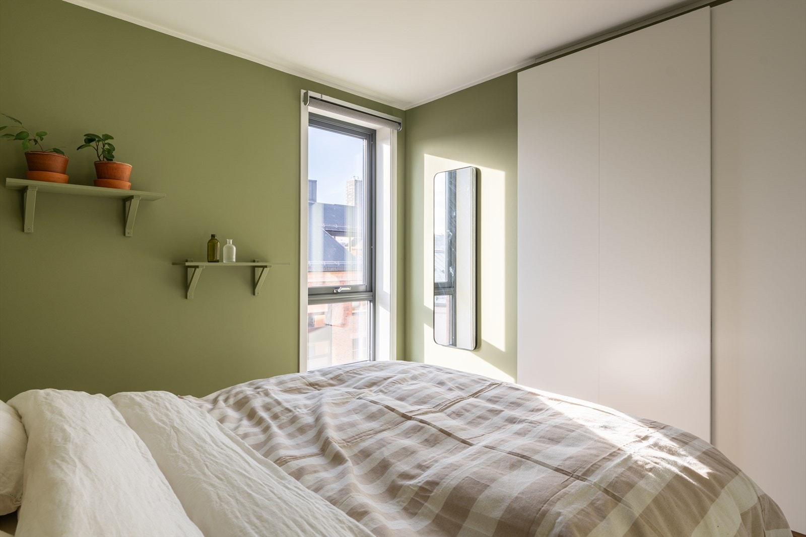 Her er det et plassbygd garderobeskap fra 2020 som gir rikelig med oppbevaringsplass. Galleribilde