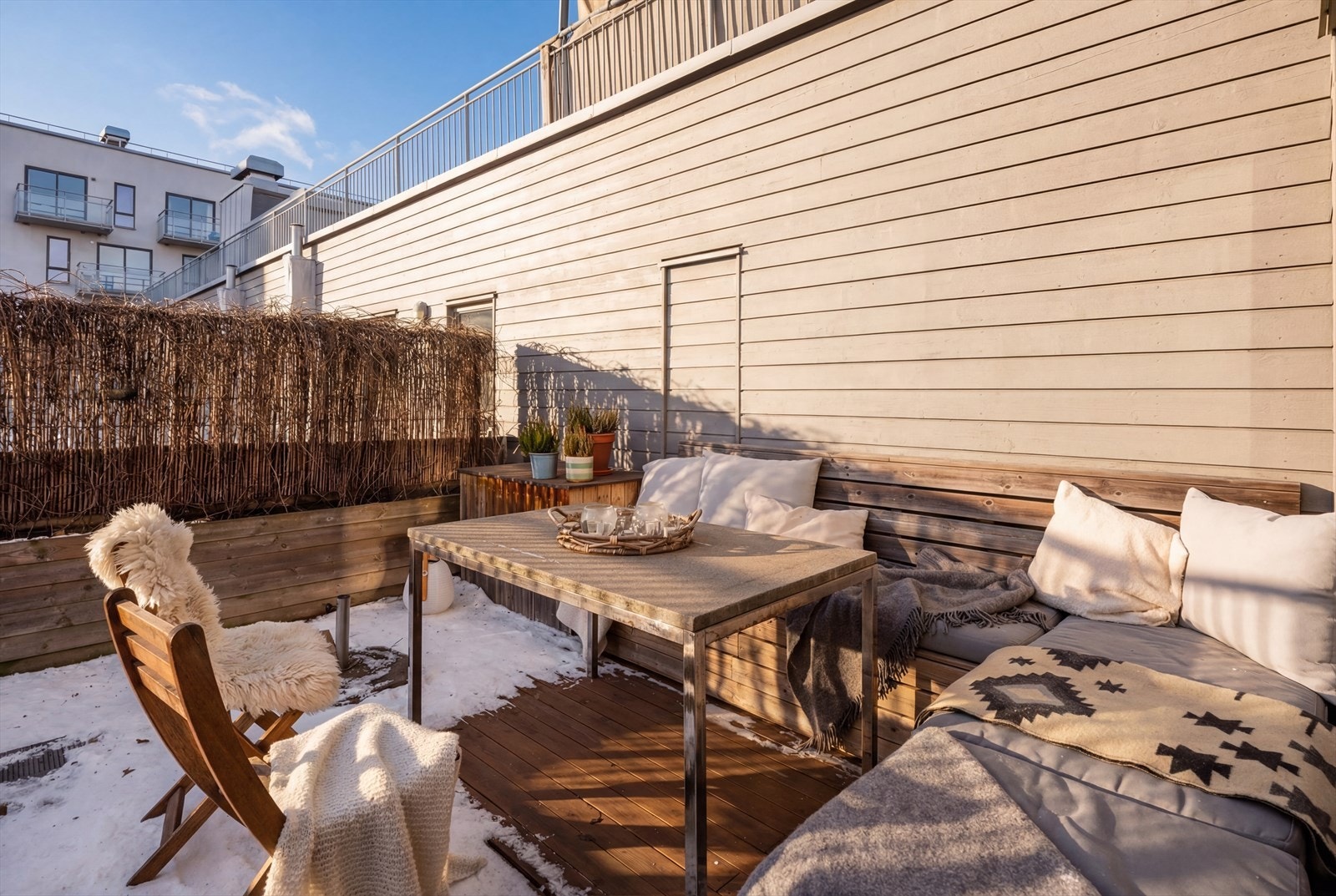 Takterrassen har en tett rekkverksbrystning som skjermer for innsyn. Galleribilde