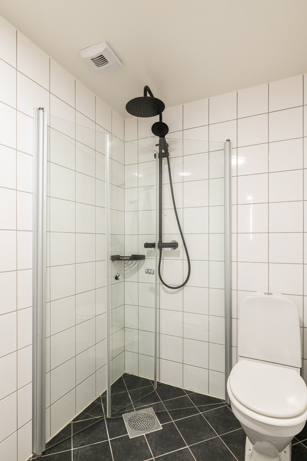 Dusjhjørne med svingbare glassdører. Blandebatteri og dusjarmatur ble byttet i 2020. Galleribilde