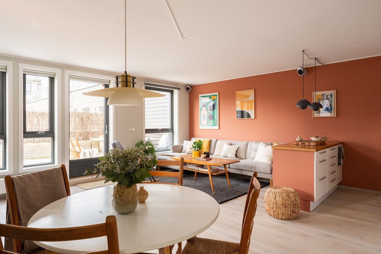 Leiligheten ligger på hjørnet i 6. etasje har store vindusflater som slipper inn rikelig med naturlig lys. Galleribilde