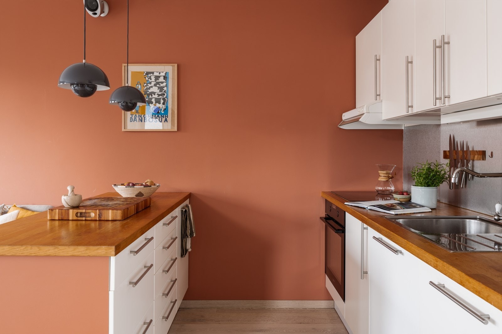 For økt funksjonalitet ble det laget nye sokkel-skuffer til kjøkkenet i februar 2024. Galleribilde