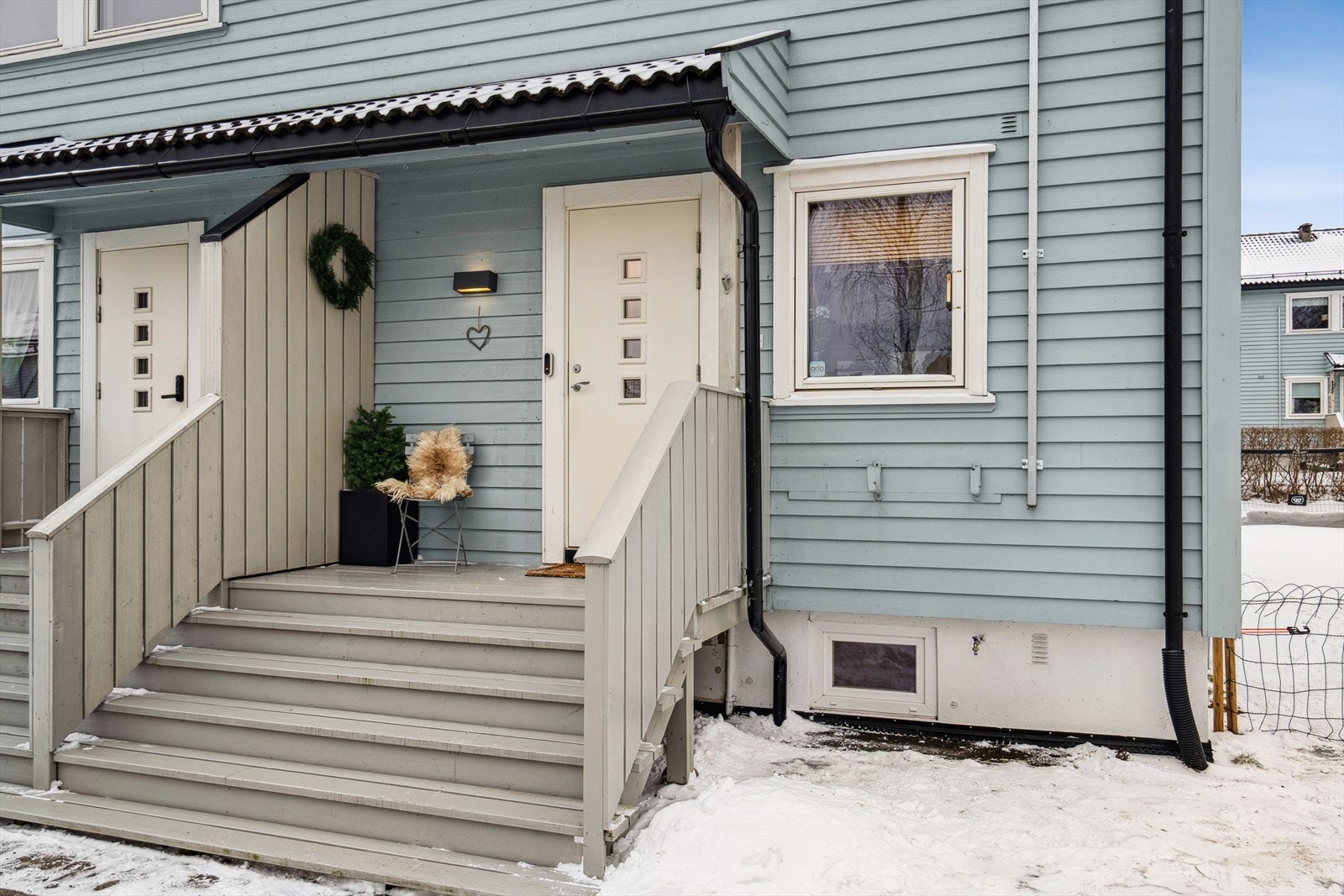 Boligen går over to etasjer med innredet kjeller og byr på en funksjonell planløsning med gode oppholdsrom. Galleribilde