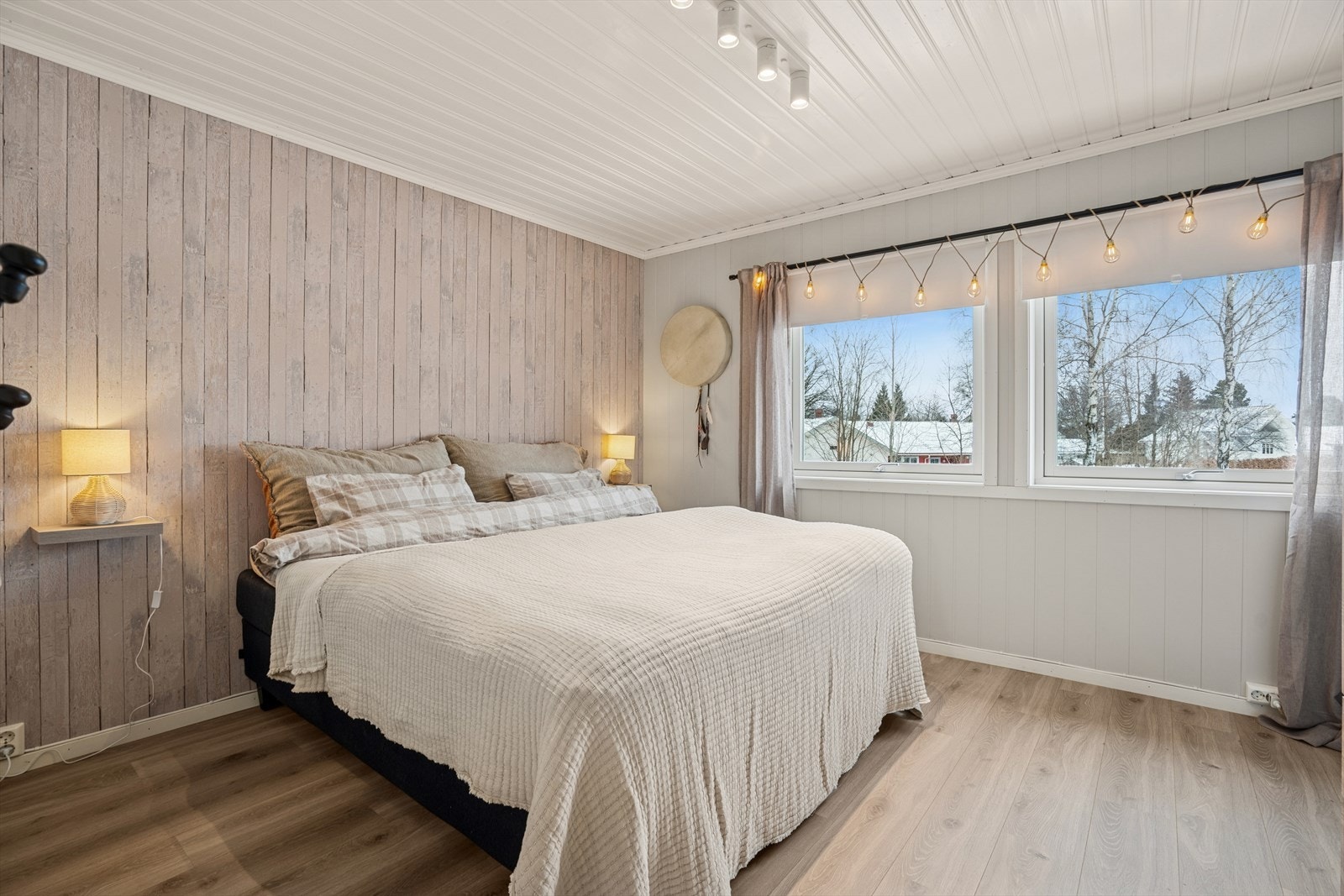 Soverom I - Hovedsoverom av romslig størrelse med plass til dobbeltseng Galleribilde