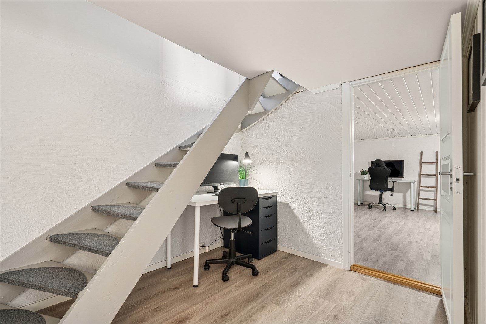 Fra stuen er det en dør med trapp ned til kjeller. Galleribilde