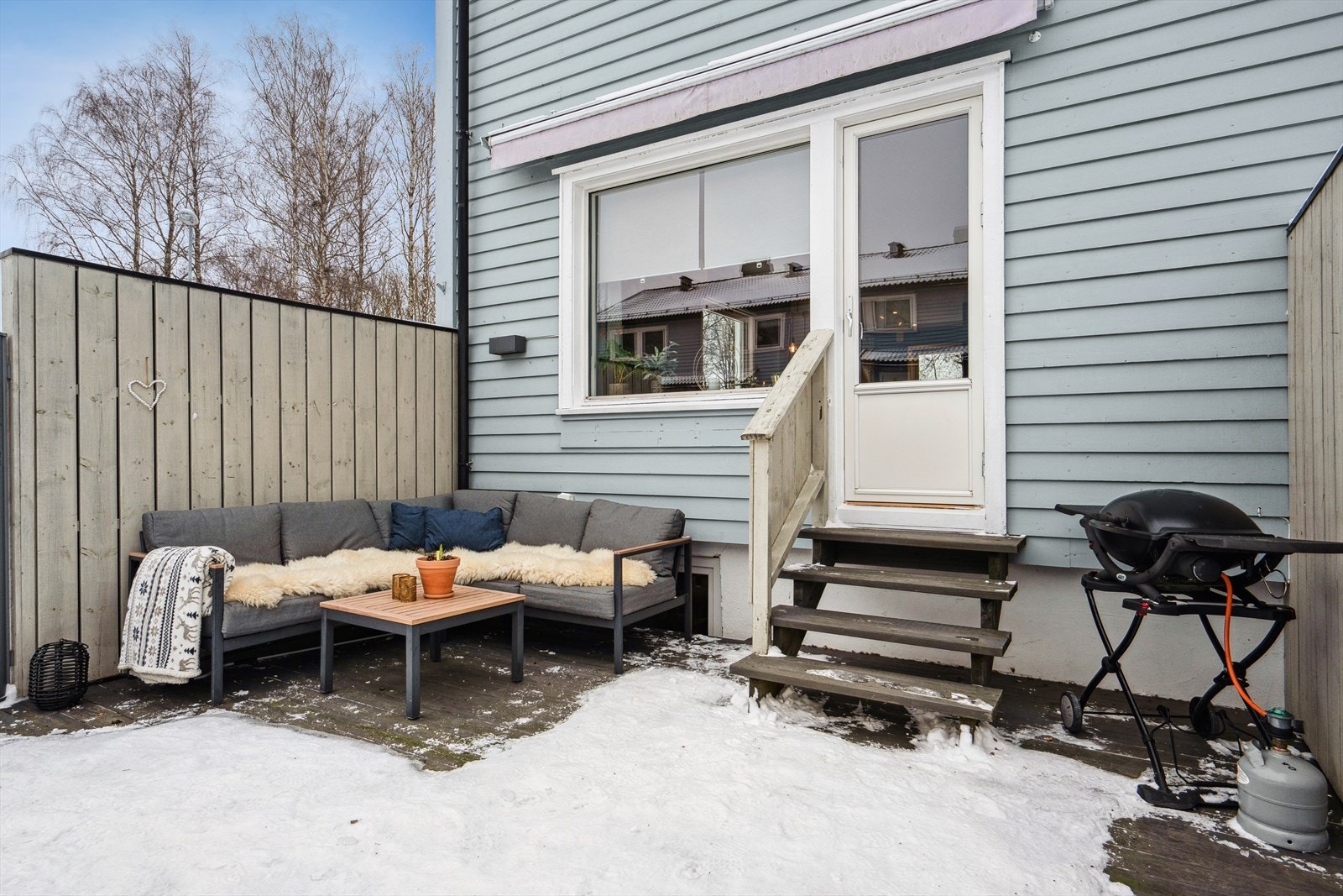 Fra stuen er det utgang til en solrik, vestvendt terrasse med videre adkomst til hagen - et flott uterom som egner seg godt til både avslapning og sosiale sammenkomster. Galleribilde