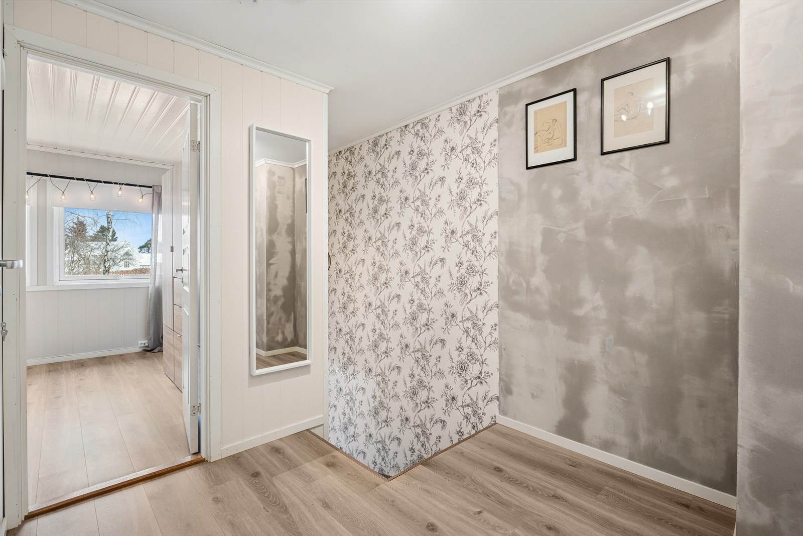 I boligens andre etasje finner du tre soverom av god størrelse, samlet på samme plan og et pent bad. Galleribilde