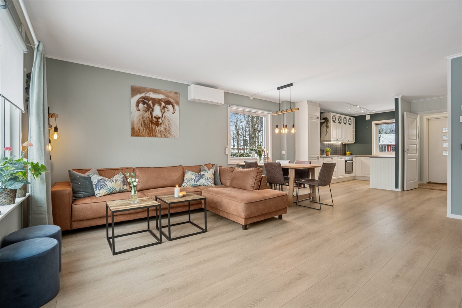 Fine laminatgulv og malte overflater i lyse og moderne farger. Galleribilde