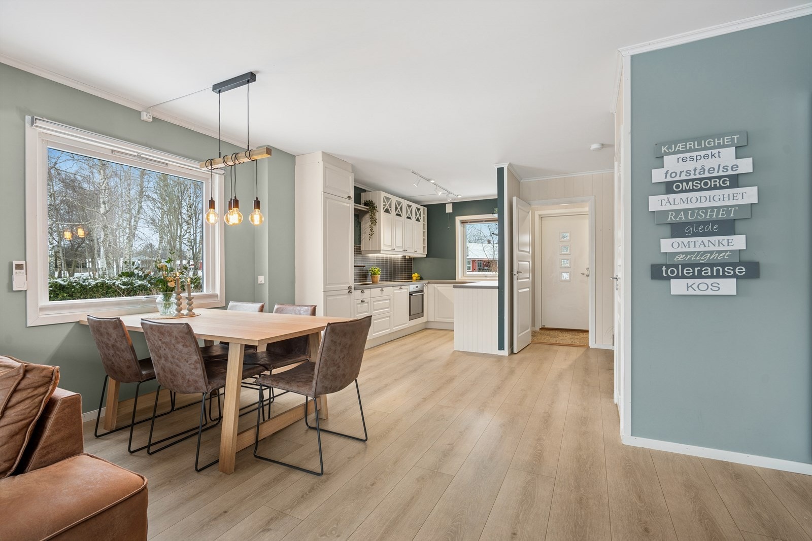 Lys og innbydende stue i åpen løsning med kjøkkenet. Galleribilde