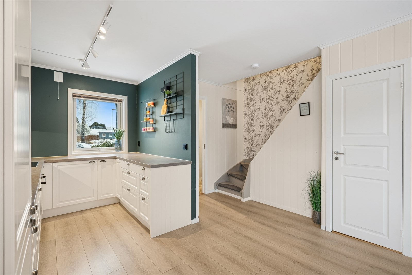 Løsningen gir et funksjonelt og innbydende kjøkken med gode arbeidsflater. Galleribilde