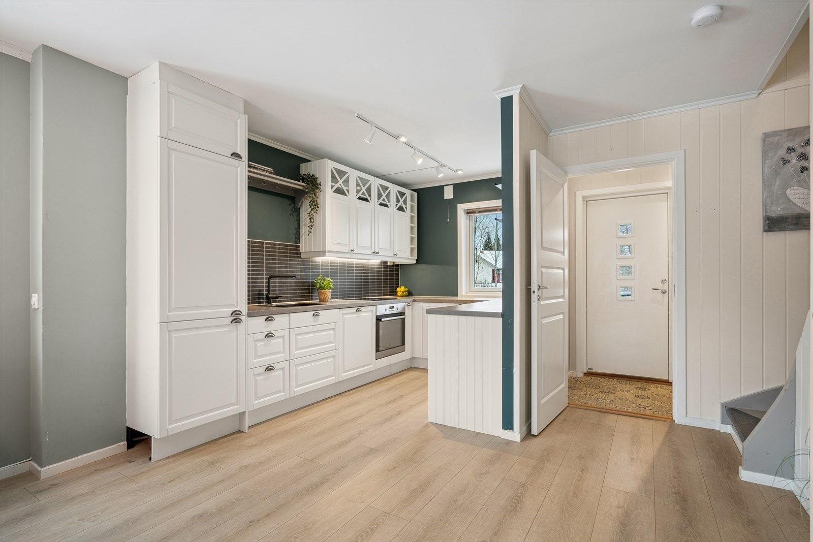 Kjøkkenet ligger i en praktisk og delvis åpen løsning med stuen. Galleribilde