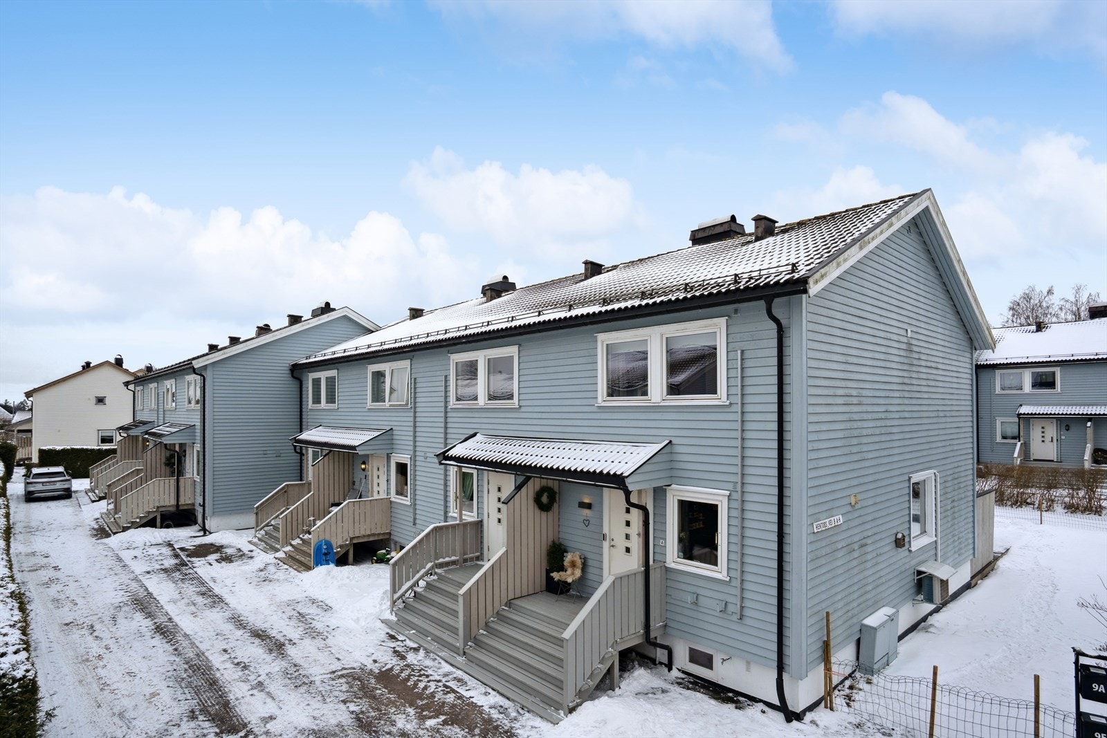 Det er flotte friluftsområder i nærområdet med skogen få meter fra ytterdøren. Kort vei til skole i alle alderstrinn og flere barnehager i nærheten. Galleribilde