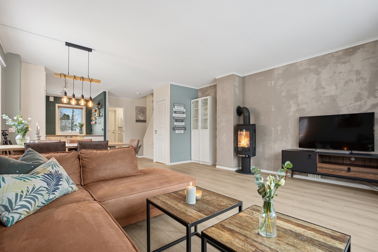 Oppvarming skjer via varmepumpe i kombinasjon med peis, noe som gir både god varmeøkonomi og ekstra hygge på kjølige dager. Galleribilde