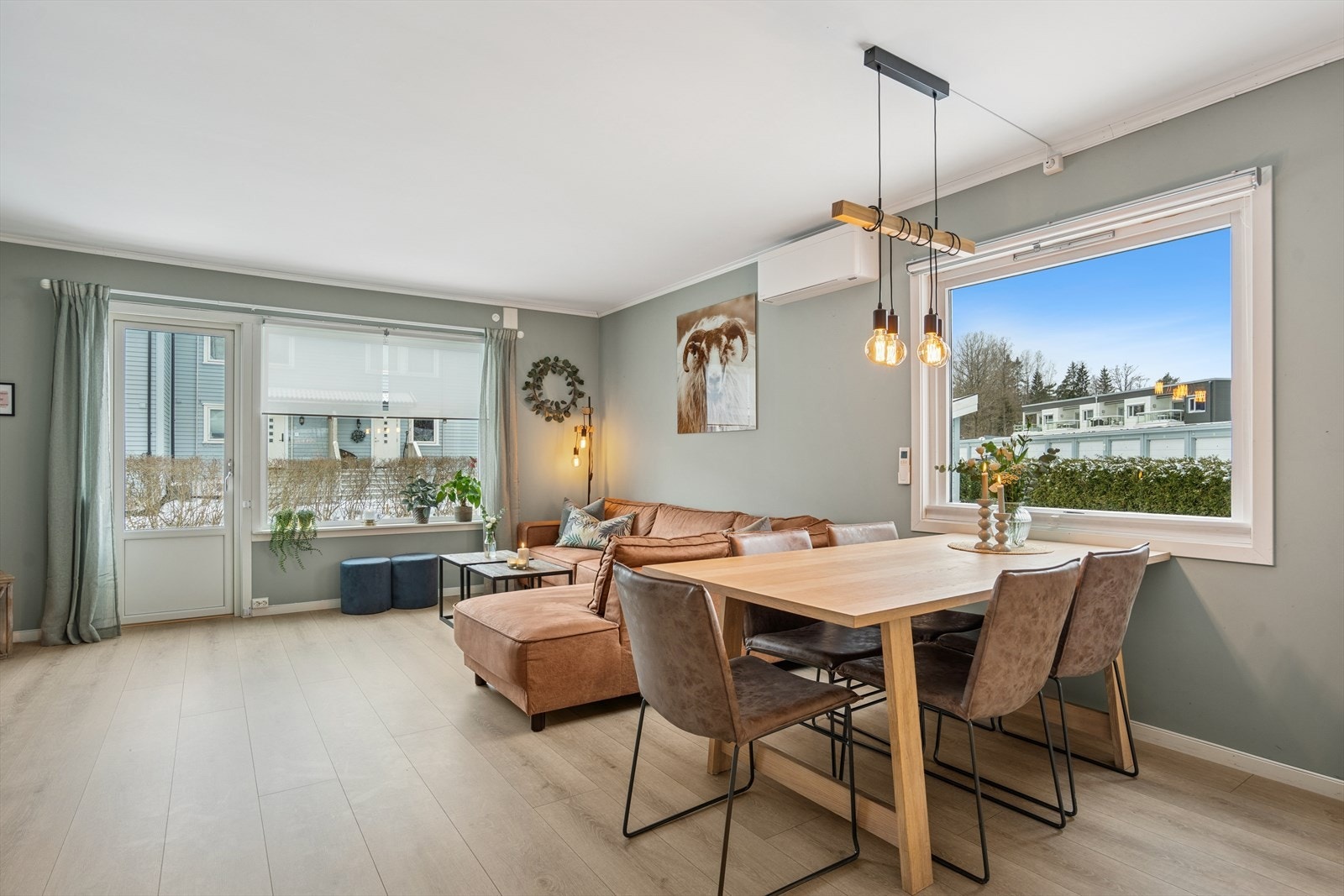 Stuen har god plass til både sofagruppe og større spisebord. Galleribilde