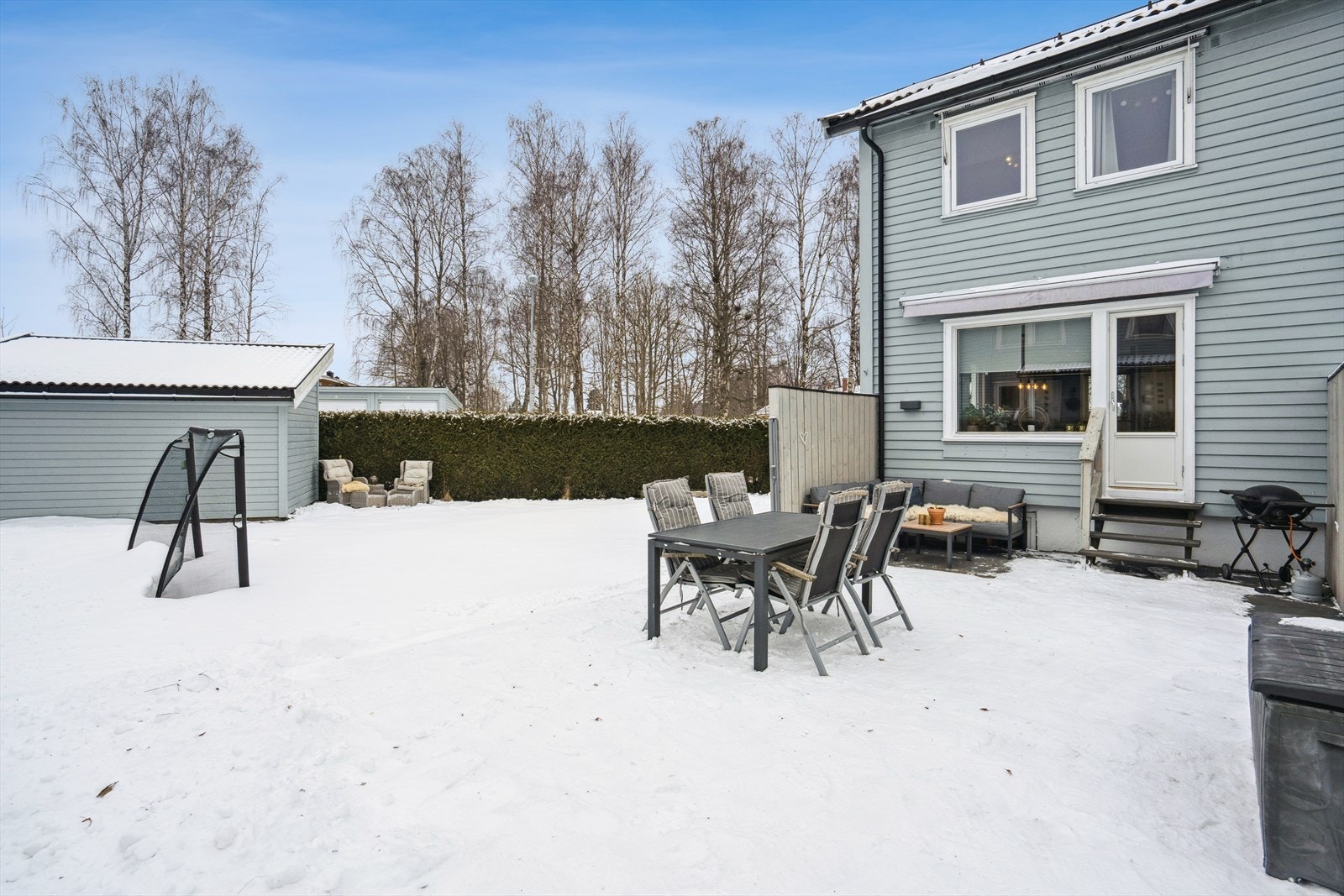 Dette er et tiltalende og innholdsrikt enderekkehus beliggende i et populært og barnevennlig boligområde på Eik i Tønsberg. Galleribilde