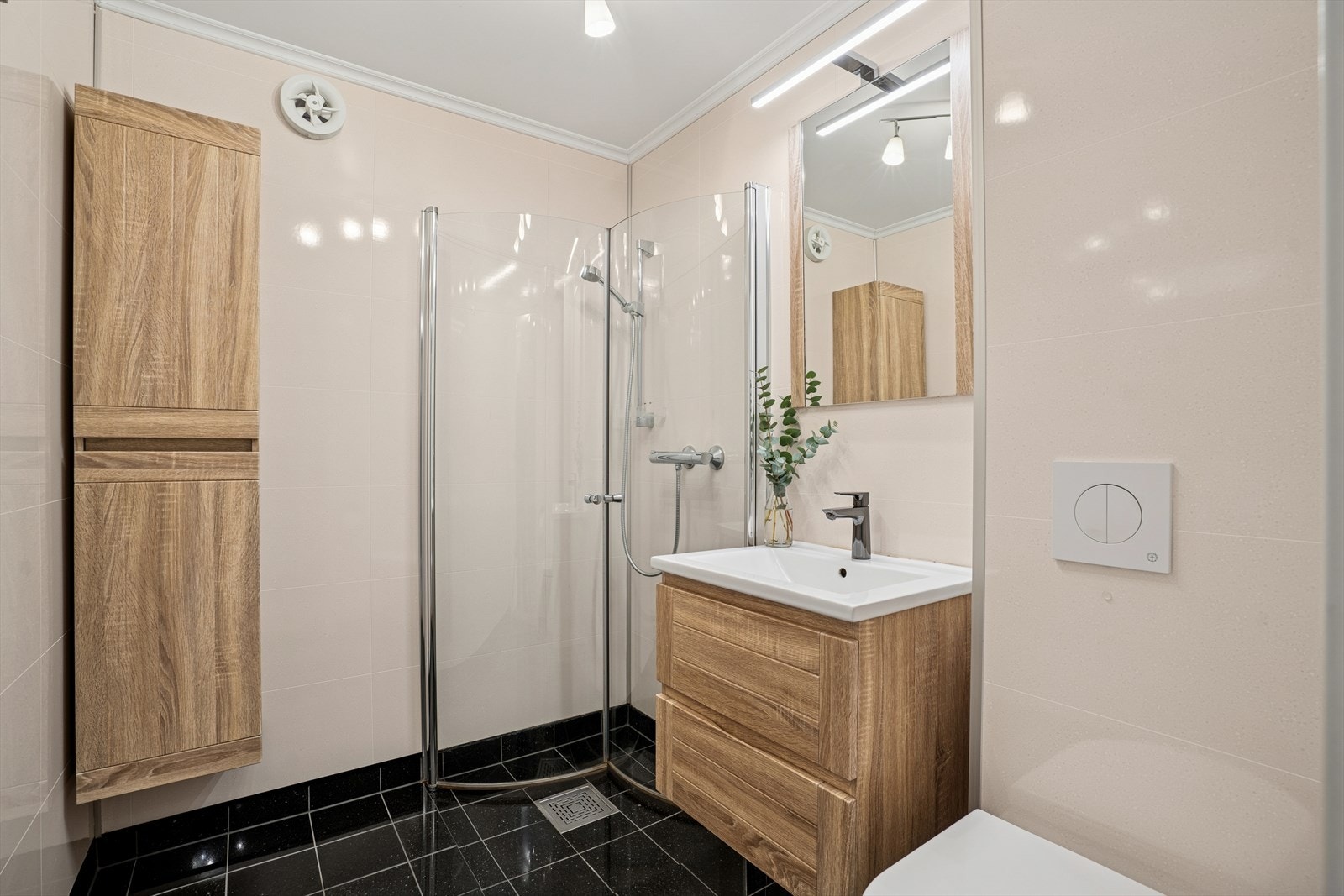 Veggene er kledd med baderomsplater over sokkelflis, og himlingen har malte plater. Galleribilde