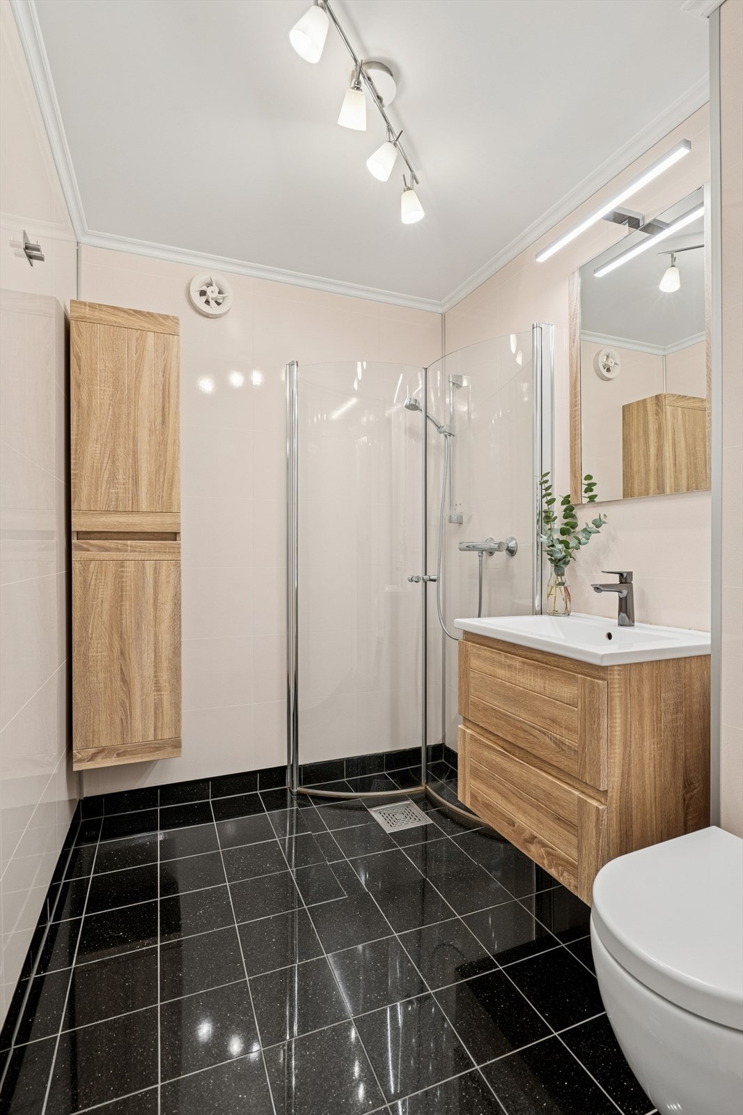 Badet i etasjen ble pusset opp rundt 2020 og har flislagt gulv med elektriske varmekabler. Galleribilde