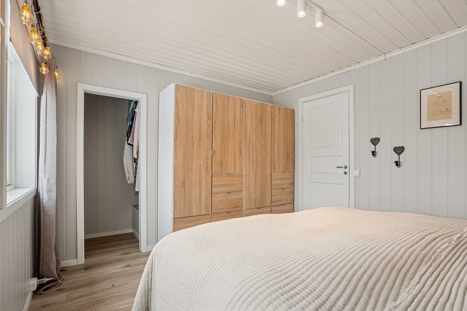 Soverom I - Soverommet har god plass til garderobeløsning, samt ekstra ekstra oppbevaringsplass i åpent kott. Galleribilde