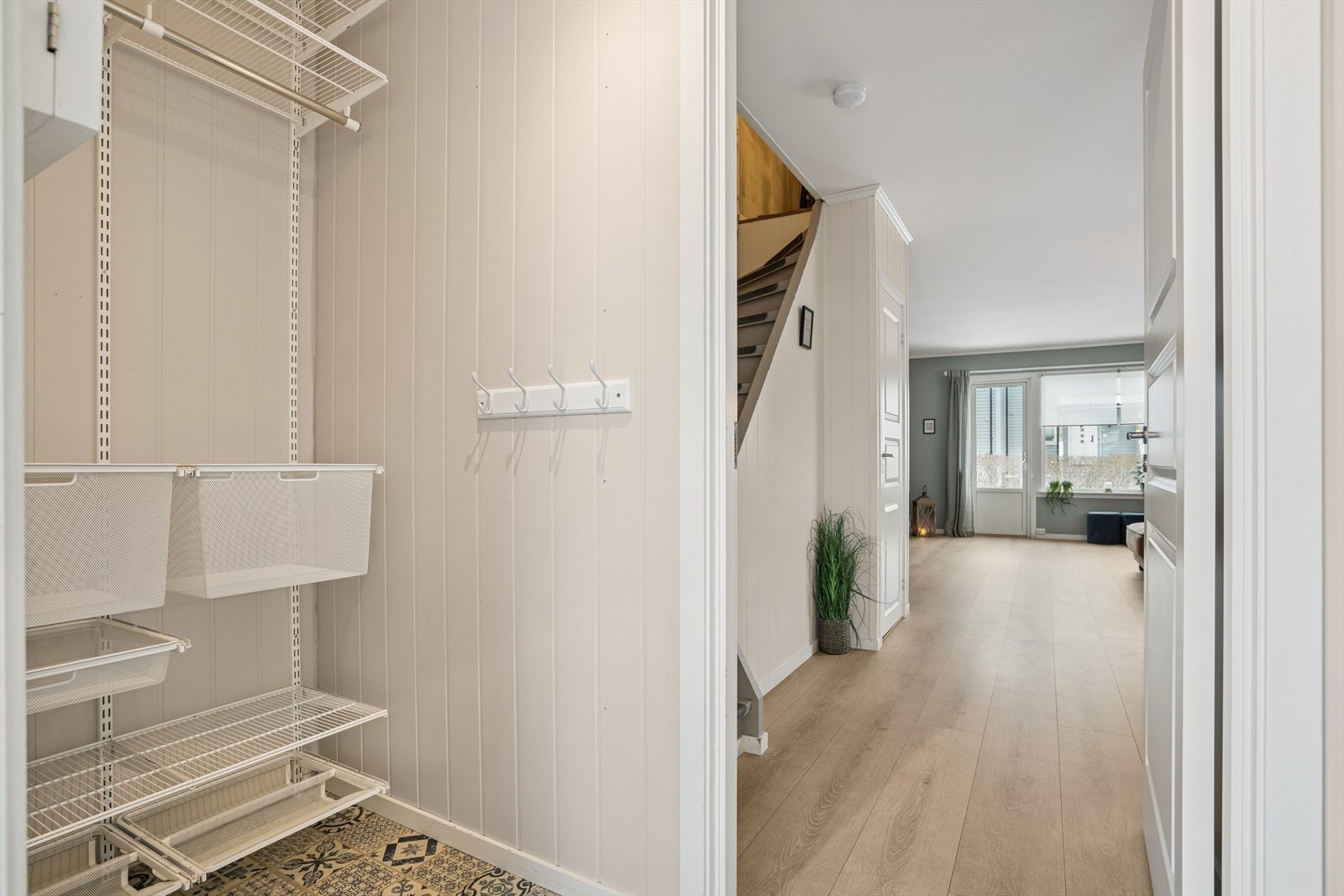 Entréen har plass til yttertøy og sko. Galleribilde