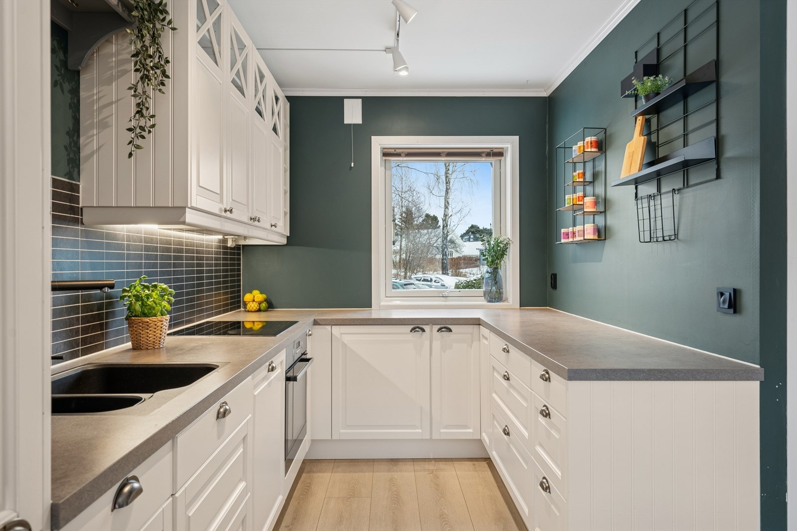 Kjøkkenet er utstyrt med integrerte hvitevarer som kjøl/fryseskap, oppvaskmaskin, komfyr og platetopp. Galleribilde