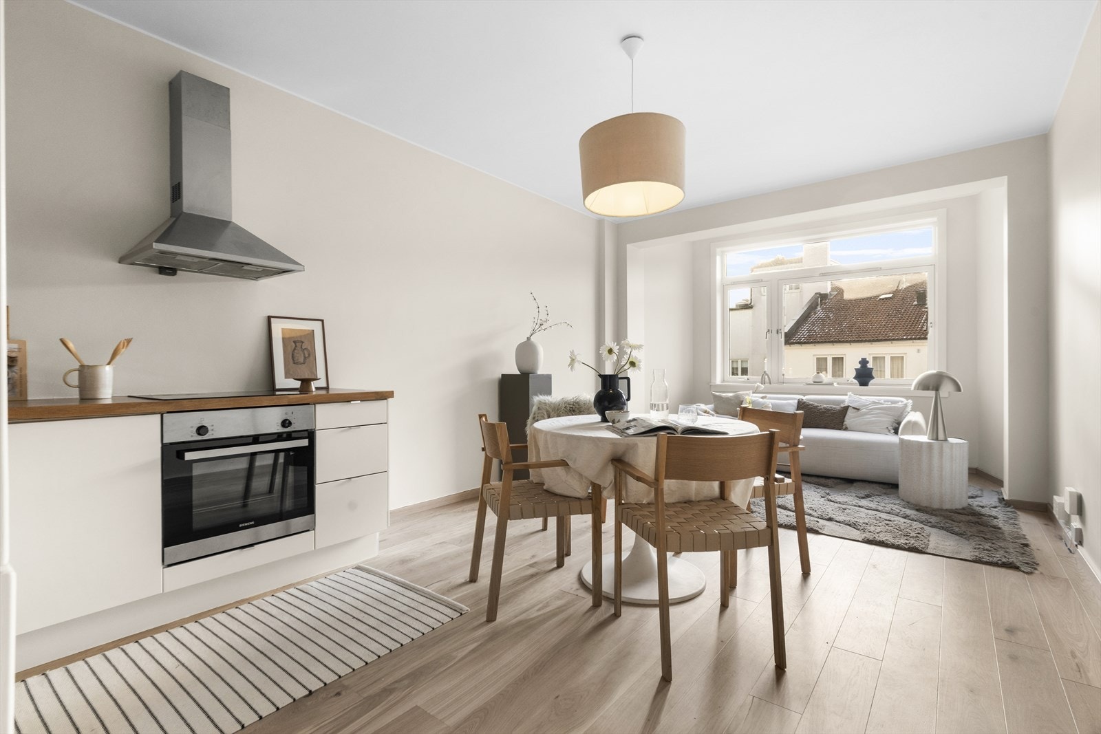 Leiligheten er nymalt i tillegg til at det ble lagt ny flott 1-stavs eikeparkett i 2026 Galleribilde