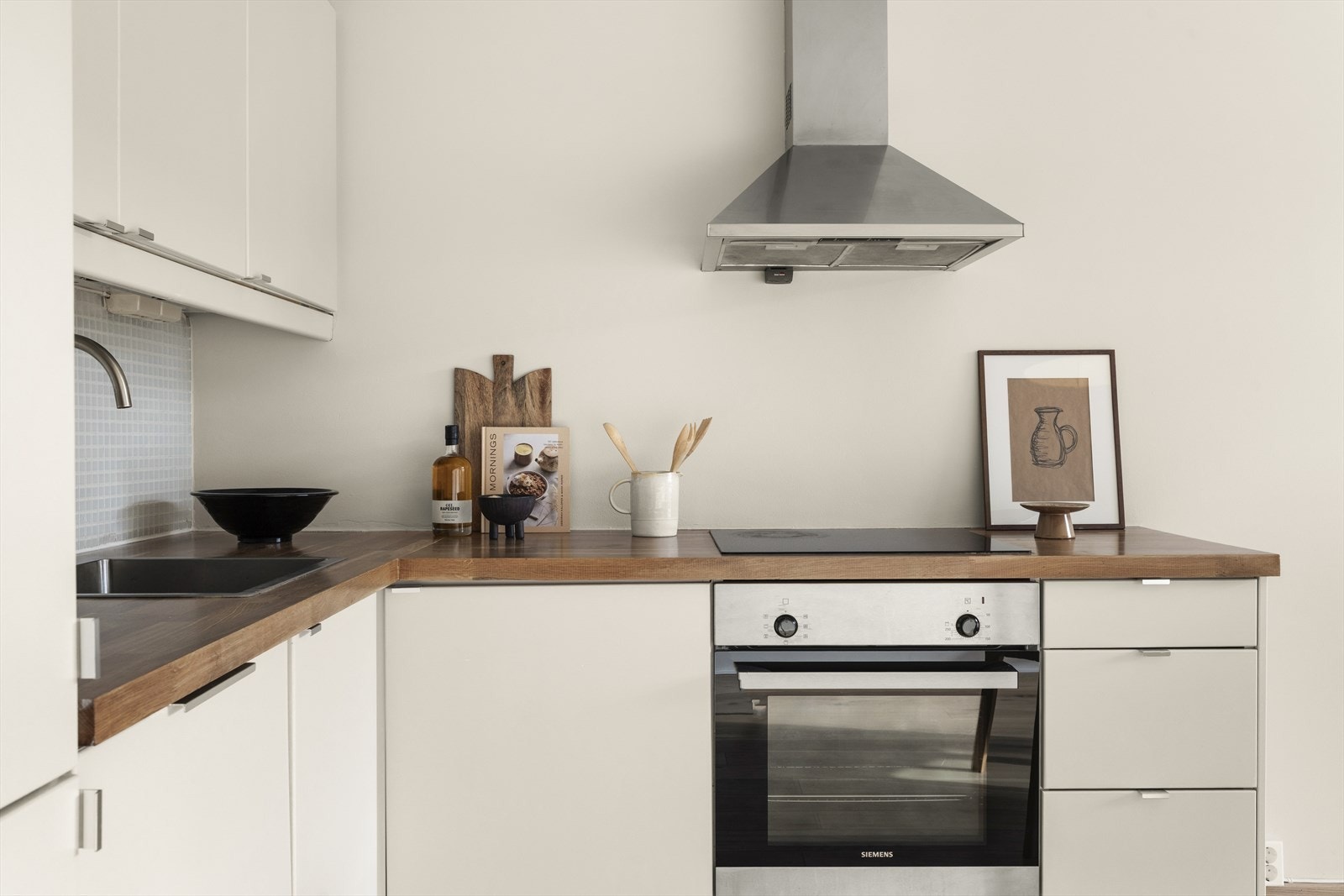 Flott moderne kjøkken fra 2012 med integrerte hvitevarer Galleribilde